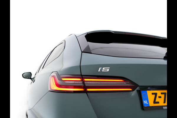 BMW i5 Touring eDrive40 84 kWh M-Sportpack [ 3-Fase ] (INCL.BTW) *HEAD-UP | LEATHER | FULL-LED | BOWERS&WILKINS | MEMORY-PACK | TOP-VIEW | BLINDSPOT | KEYLESS | WIDESCREEN-DIGI-COCKPIT | HEATED/VENTILATED-SPORTSEATS | PRIVACY-GLASS | NAVI-FULLMA