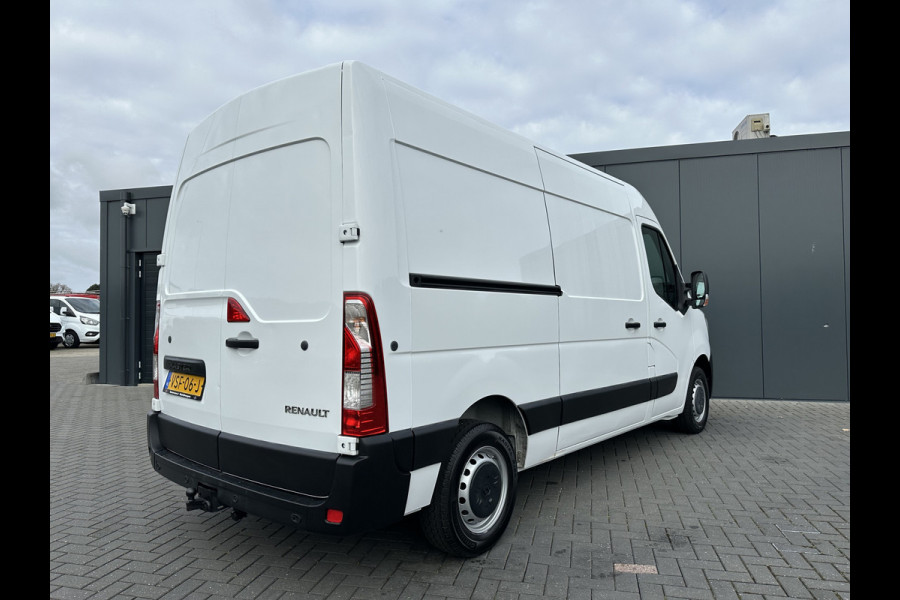 Renault Master T35 2.3 dCi 136 PK / L2H2 / 1e EIG. / 43.914 KM / TREKHAAK / AIRCO / NAVI / 2.500 KG AHG