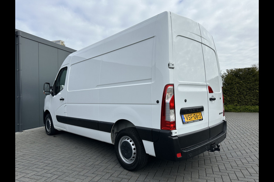 Renault Master T35 2.3 dCi 136 PK / L2H2 / 1e EIG. / 43.914 KM / TREKHAAK / AIRCO / NAVI / 2.500 KG AHG
