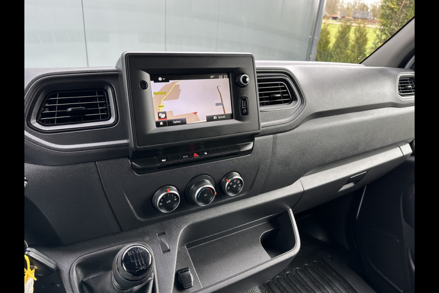 Renault Master T35 2.3 dCi 136 PK / L2H2 / 1e EIG. / 43.914 KM / TREKHAAK / AIRCO / NAVI / 2.500 KG AHG