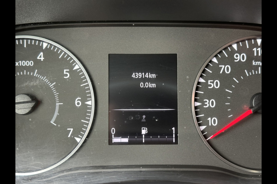 Renault Master T35 2.3 dCi 136 PK / L2H2 / 1e EIG. / 43.914 KM / TREKHAAK / AIRCO / NAVI / 2.500 KG AHG