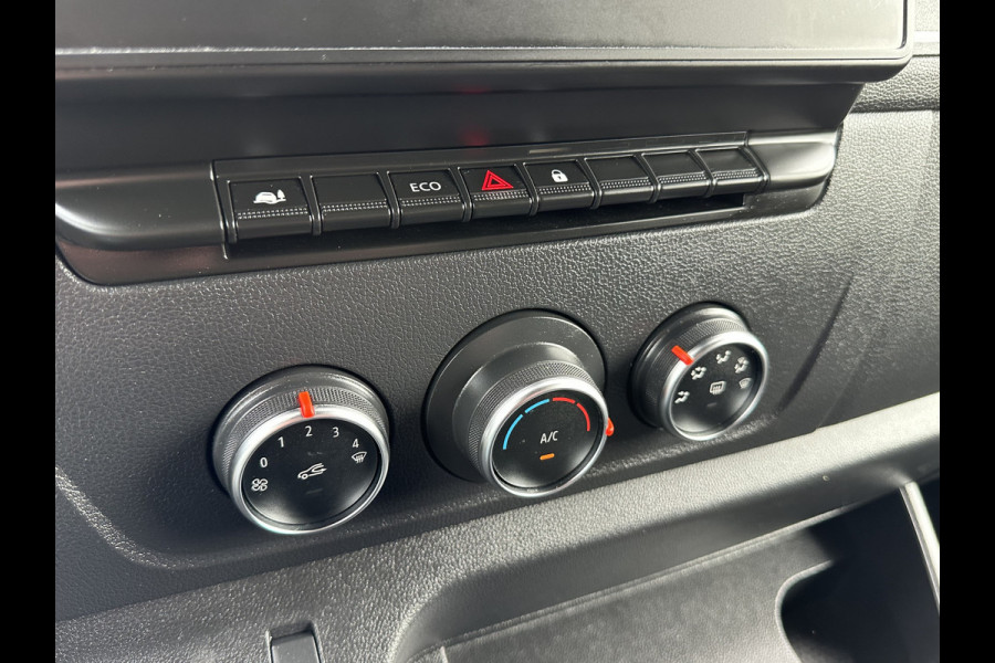 Renault Master T35 2.3 dCi 136 PK / L2H2 / 1e EIG. / 43.914 KM / TREKHAAK / AIRCO / NAVI / 2.500 KG AHG