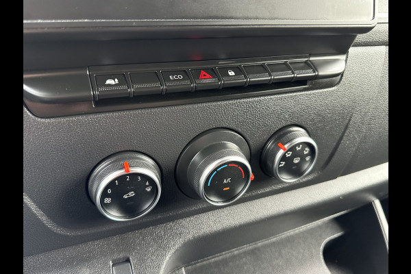 Renault Master T35 2.3 dCi 136 PK / L2H2 / 1e EIG. / 43.914 KM / TREKHAAK / AIRCO / NAVI / 2.500 KG AHG