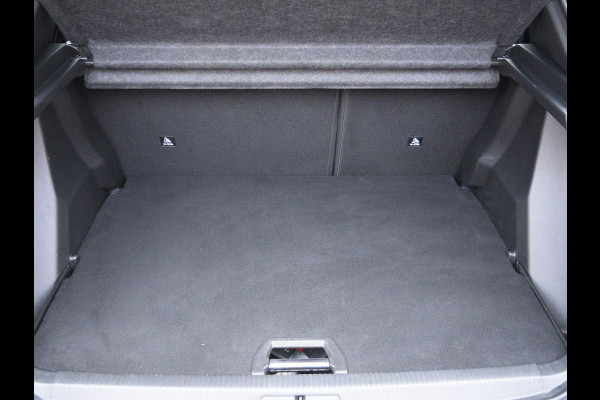 Peugeot e-2008 EV GT Avantage 54 kWh 3 FASE | NAVI & CARPLAY | CAMERA MET SENSOREN | E.C.C. |