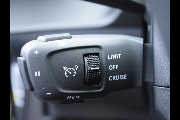 Peugeot e-2008 EV GT Avantage 54 kWh 3 FASE | NAVI & CARPLAY | CAMERA MET SENSOREN | E.C.C. |