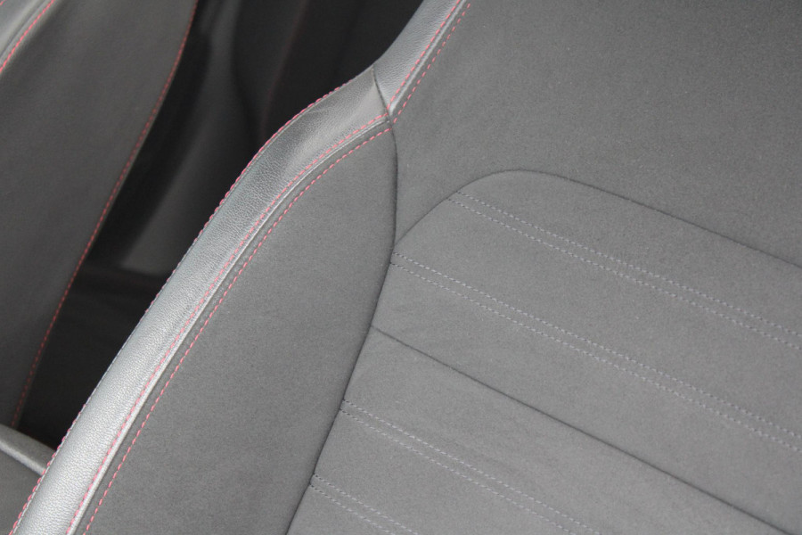 Ford Kuga 1.5 EcoBoost ST Line | Trekhaak | Panorama Dak | Stoelverwarming | Cruise Control | Camera | Navigatie | SONY Audio |