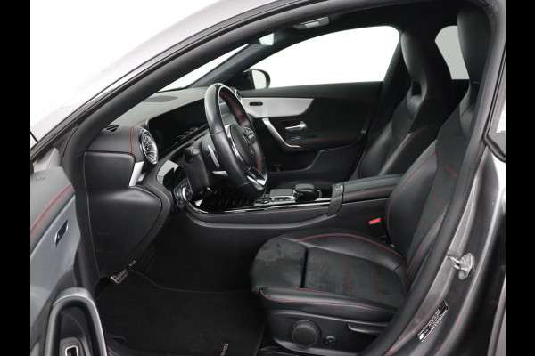 Mercedes-Benz CLA-Klasse Shooting Brake 250e AMG Limited | Stoelverwarming | Carplay | Leder/Alcantara | Camera | Sfeerverlichting | Navigatie | Park Assist | Widescreen | Dodehoek detectie | PHEV | Plug In