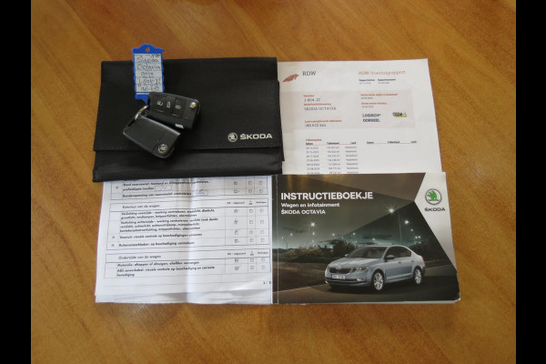 Škoda Octavia Combi 1.5 TSI 150PK Greentech Business Edition AUTOMAAT | DEALER ONDERHOUDEN | STOELVERWARMING | HALF LEDER | NAVI |