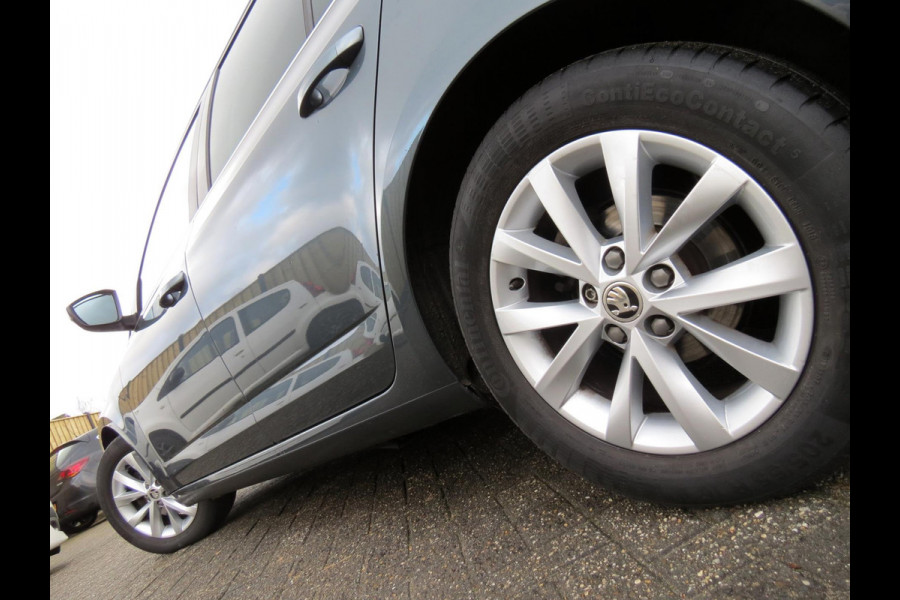 Škoda Octavia Combi 1.5 TSI 150PK Greentech Business Edition AUTOMAAT | DEALER ONDERHOUDEN | STOELVERWARMING | HALF LEDER | NAVI |