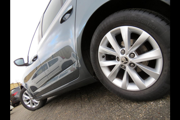 Škoda Octavia Combi 1.5 TSI 150PK Greentech Business Edition AUTOMAAT | DEALER ONDERHOUDEN | STOELVERWARMING | HALF LEDER | NAVI |