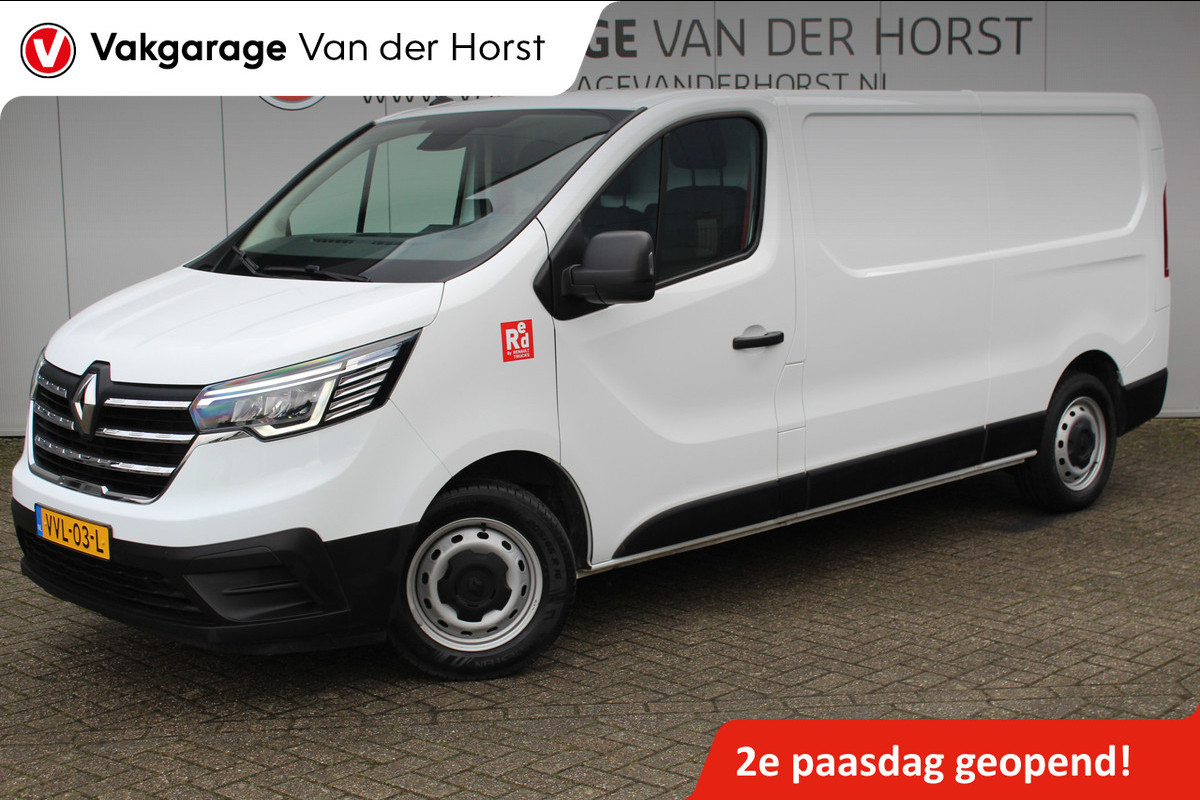 Renault Trafic 2.0-130pk dCi T30 L2H1. Dames en heren ondernemers opgelet ! Erg nette Renault Trafic met slechts 45.000km ! Airco, cruise control,  trekhaak, laadruimte betimmerd, telefoonvoorb., bijrijdersbank, centrale vergr. afstand bediend etc, etc