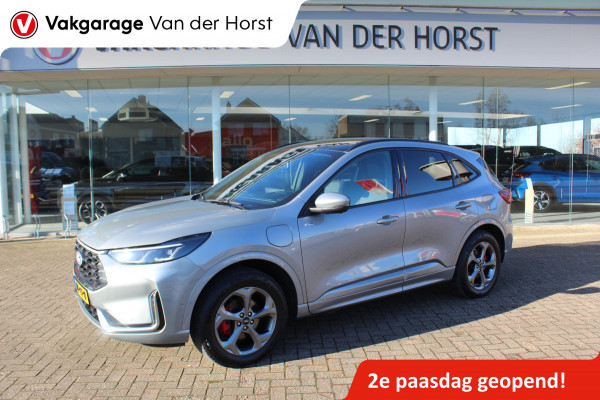 Ford Kuga 2.5-243pk PHEV ST-Line X. Van €. 54.937,- voor €. 43.735,- Trekgewicht van 2.100kg ! Elektr. panodak., elektr. trekhaak, stoel-, stuur- en voorraamverw., 360gr. Camera, HUD, AppleCarplay/Androidauto, Elektr. verstelb. comfortstoelen, LED verl.