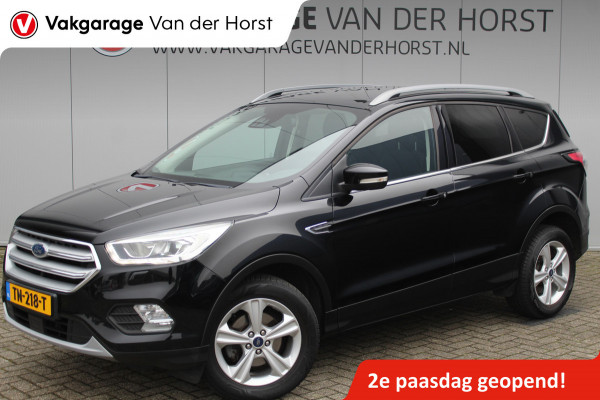 Ford Kuga 1.5-150pk EcoBoost Titanium. Nette Ford Kuga met een trekgewicht van maar liefst 2.000kg ! Autm. airco, stoel-, stuur- en voorraamverw., camera, parkeersensoren achter, navigatie, telefoonvoorb.,  17"LM wielen+all season banden, trekhaak, adapt. cruise cntrl etc.