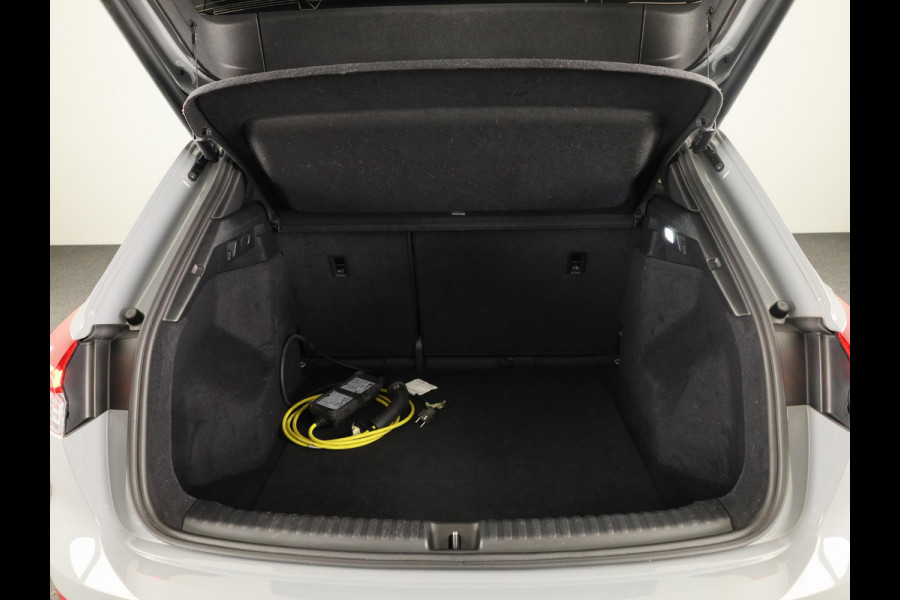 Audi Q4 e-tron 40 Launch edition S Competition 77 kWh 204 pk | SoH 97% | Navigatie | Warmtepomp | Parkeersensoren | Achteruitrijcamera | Stoelverwarming | S-Line |