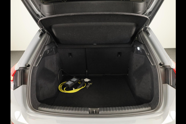 Audi Q4 e-tron 40 Launch edition S Competition 77 kWh 204 pk | SoH 97% | Navigatie | Warmtepomp | Parkeersensoren | Achteruitrijcamera | Stoelverwarming | S-Line |