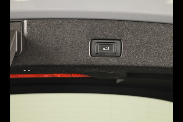 Audi Q4 e-tron 40 Launch edition S Competition 77 kWh 204 pk | SoH 97% | Navigatie | Warmtepomp | Parkeersensoren | Achteruitrijcamera | Stoelverwarming | S-Line |