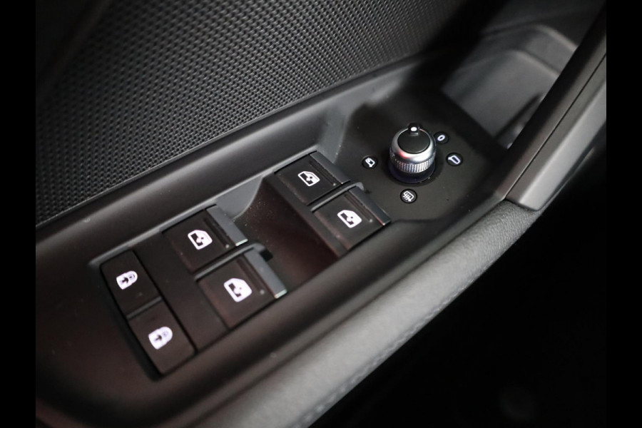 Audi RS 3 Limousine 2.5 TFSI quattro 400pk | Panoramadak | Verlengde garantie | 3-spaaks sport afgevlakt stuurwiel | Adaptief onderstel | SONOS Premium 3D Audio