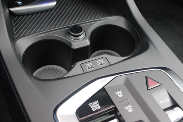 BMW 1-serie 120 170PK M SPORT | PANORAMA SCHUIF/KANTEL DAK | 18" LICHTMETALEN VELGEN | DODEHOEK DETECTIE | DRAADLOZE APPLE CARPLAY/ANDROID AUTO | NAVIGATIE | ACHTERUITRIJ CAMERA | ADAPTIEF M ONDERSTEL | SFEER VERLICHTING | STOEL VERWARMING | DAB+ RADIO | ALCANTARA BEKLEDING | PARKEERSENSOREN VOOR + ACHTER | CRUISE CONTROL | SHADOW LINE |