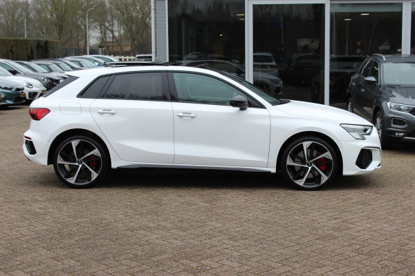 Audi A3 Sportback 45 TFSI e S edition Competition / Camera / Panoramadak / Head-up / RS Seats / B&O / Elektr. stoelen / 19'' / CarPlay / Stoelmassage+Verwarming / Dodehoek / DAB / ACC