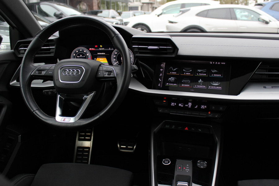 Audi A3 Sportback 45 TFSI e S edition Competition / Camera / Panoramadak / Head-up / RS Seats / B&O / Elektr. stoelen / 19'' / CarPlay / Stoelmassage+Verwarming / Dodehoek / DAB / ACC