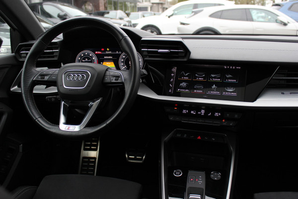 Audi A3 Sportback 45 TFSI e S edition Competition / Camera / Panoramadak / Head-up / RS Seats / B&O / Elektr. stoelen / 19'' / CarPlay / Stoelmassage+Verwarming / Dodehoek / DAB / ACC