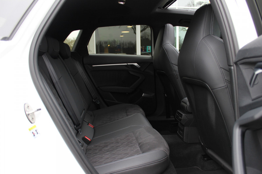 Audi A3 Sportback 45 TFSI e S edition Competition / Camera / Panoramadak / Head-up / RS Seats / B&O / Elektr. stoelen / 19'' / CarPlay / Stoelmassage+Verwarming / Dodehoek / DAB / ACC