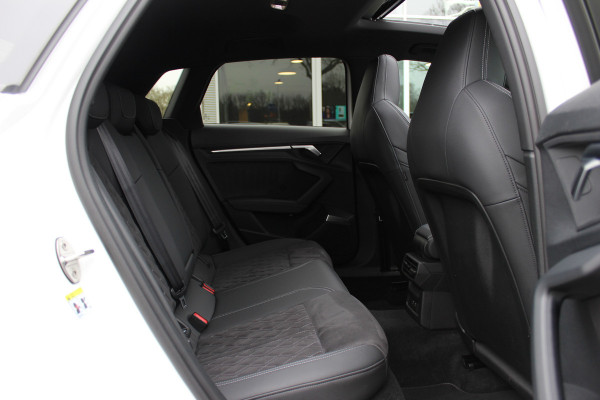 Audi A3 Sportback 45 TFSI e S edition Competition / Camera / Panoramadak / Head-up / RS Seats / B&O / Elektr. stoelen / 19'' / CarPlay / Stoelmassage+Verwarming / Dodehoek / DAB / ACC