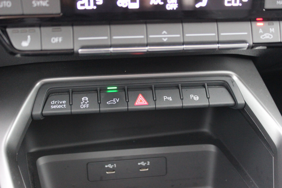 Audi A3 Sportback 45 TFSI e S edition Competition / Camera / Panoramadak / Head-up / RS Seats / B&O / Elektr. stoelen / 19'' / CarPlay / Stoelmassage+Verwarming / Dodehoek / DAB / ACC