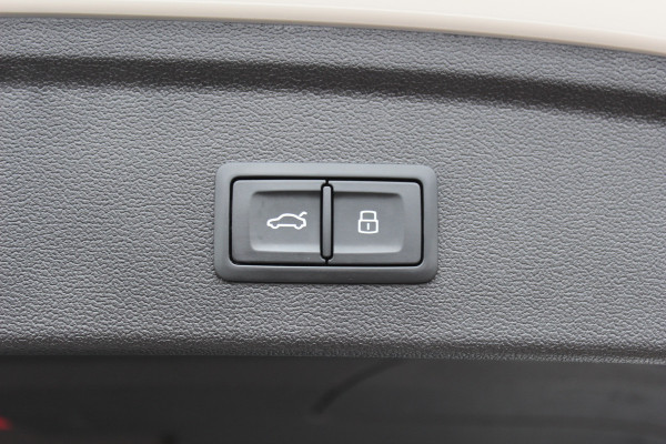 Audi A3 Sportback 45 TFSI e S edition Competition / Camera / Panoramadak / Head-up / RS Seats / B&O / Elektr. stoelen / 19'' / CarPlay / Stoelmassage+Verwarming / Dodehoek / DAB / ACC