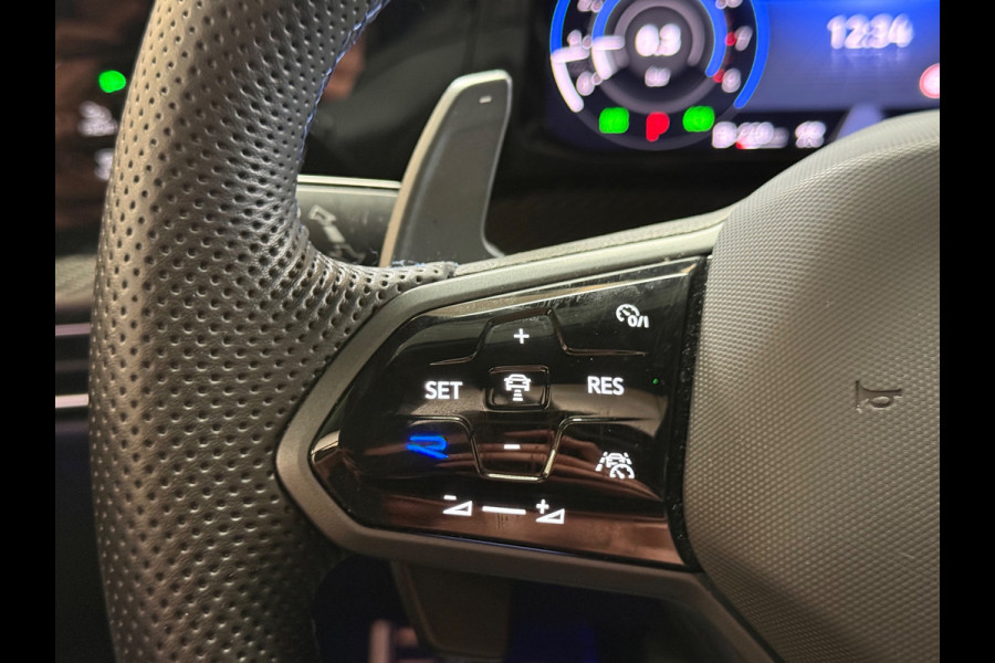 Volkswagen Golf 2.0 TSI R 4Motion | R 20 Years | HUD | Pano | Stoelverwarming/Koeling | Camera | 333pk|