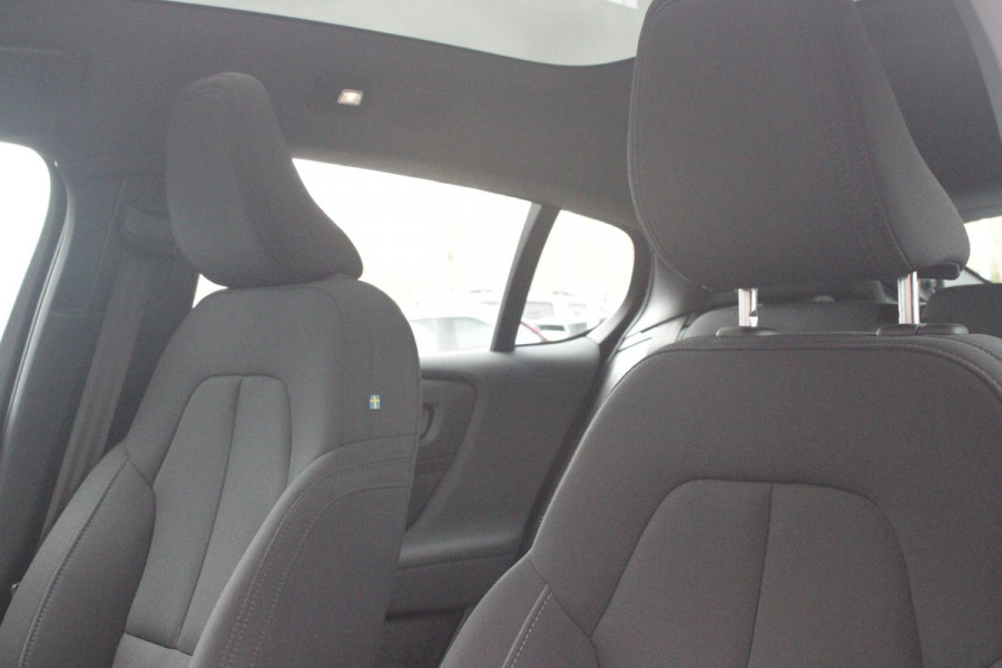 Volvo C40 Single Motor Core 238PK 69 kWh | PANORAMADAK | STOEL / STUUR VERWARMING | DODEHOEKDETECTIE | ACHTERUITRIJCAMERA | NAVIGATIE | APPLE-CARPLAY / ANDROID-AUTO | CRUISE CONTROL | KEYLESS START | DRAADLOZE TELEFOONLADER | PARKEERSENSOREN VOOR / ACHTER |
