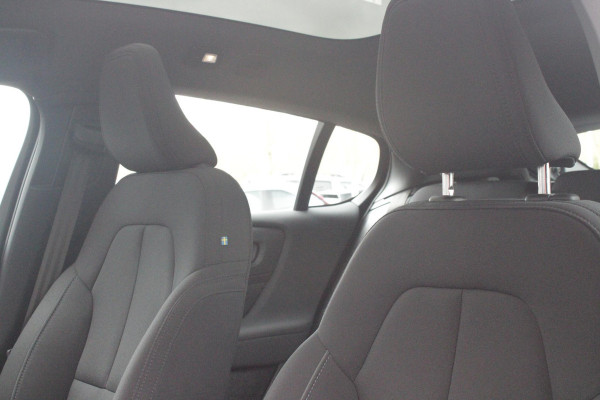 Volvo C40 Single Motor Core 238PK 69 kWh | PANORAMADAK | STOEL / STUUR VERWARMING | DODEHOEKDETECTIE | ACHTERUITRIJCAMERA | NAVIGATIE | APPLE-CARPLAY / ANDROID-AUTO | CRUISE CONTROL | KEYLESS START | DRAADLOZE TELEFOONLADER | PARKEERSENSOREN VOOR / ACHTER |