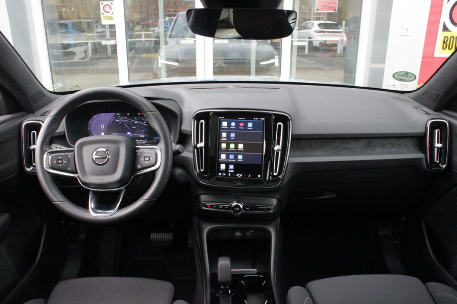 Volvo C40 Single Motor Core 238PK 69 kWh | PANORAMADAK | STOEL / STUUR VERWARMING | DODEHOEKDETECTIE | ACHTERUITRIJCAMERA | NAVIGATIE | APPLE-CARPLAY / ANDROID-AUTO | CRUISE CONTROL | KEYLESS START | DRAADLOZE TELEFOONLADER | PARKEERSENSOREN VOOR / ACHTER |