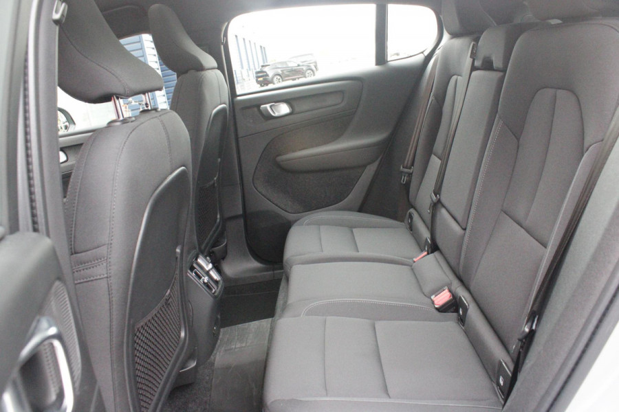 Volvo C40 Single Motor Core 238PK 69 kWh | PANORAMADAK | STOEL / STUUR VERWARMING | DODEHOEKDETECTIE | ACHTERUITRIJCAMERA | NAVIGATIE | APPLE-CARPLAY / ANDROID-AUTO | CRUISE CONTROL | KEYLESS START | DRAADLOZE TELEFOONLADER | PARKEERSENSOREN VOOR / ACHTER |