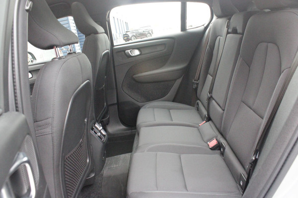 Volvo C40 Single Motor Core 238PK 69 kWh | PANORAMADAK | STOEL / STUUR VERWARMING | DODEHOEKDETECTIE | ACHTERUITRIJCAMERA | NAVIGATIE | APPLE-CARPLAY / ANDROID-AUTO | CRUISE CONTROL | KEYLESS START | DRAADLOZE TELEFOONLADER | PARKEERSENSOREN VOOR / ACHTER |