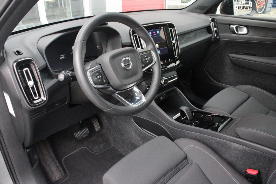 Volvo C40 Single Motor Core 238PK 69 kWh | PANORAMADAK | STOEL / STUUR VERWARMING | DODEHOEKDETECTIE | ACHTERUITRIJCAMERA | NAVIGATIE | APPLE-CARPLAY / ANDROID-AUTO | CRUISE CONTROL | KEYLESS START | DRAADLOZE TELEFOONLADER | PARKEERSENSOREN VOOR / ACHTER |