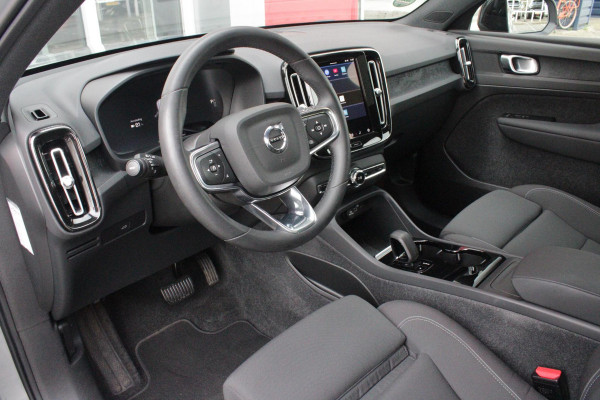 Volvo C40 Single Motor Core 238PK 69 kWh | PANORAMADAK | STOEL / STUUR VERWARMING | DODEHOEKDETECTIE | ACHTERUITRIJCAMERA | NAVIGATIE | APPLE-CARPLAY / ANDROID-AUTO | CRUISE CONTROL | KEYLESS START | DRAADLOZE TELEFOONLADER | PARKEERSENSOREN VOOR / ACHTER |