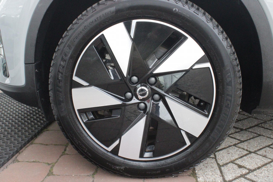 Volvo C40 Single Motor Core 238PK 69 kWh | PANORAMADAK | STOEL / STUUR VERWARMING | DODEHOEKDETECTIE | ACHTERUITRIJCAMERA | NAVIGATIE | APPLE-CARPLAY / ANDROID-AUTO | CRUISE CONTROL | KEYLESS START | DRAADLOZE TELEFOONLADER | PARKEERSENSOREN VOOR / ACHTER |