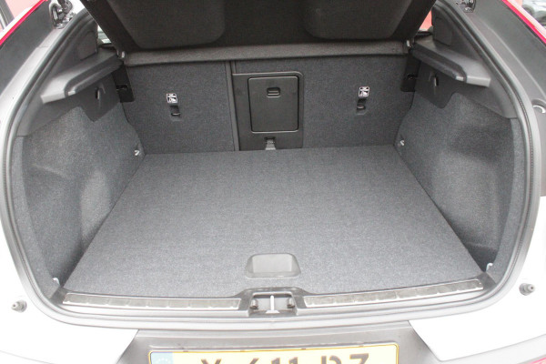 Volvo C40 Single Motor Core 238PK 69 kWh | PANORAMADAK | STOEL / STUUR VERWARMING | DODEHOEKDETECTIE | ACHTERUITRIJCAMERA | NAVIGATIE | APPLE-CARPLAY / ANDROID-AUTO | CRUISE CONTROL | KEYLESS START | DRAADLOZE TELEFOONLADER | PARKEERSENSOREN VOOR / ACHTER |