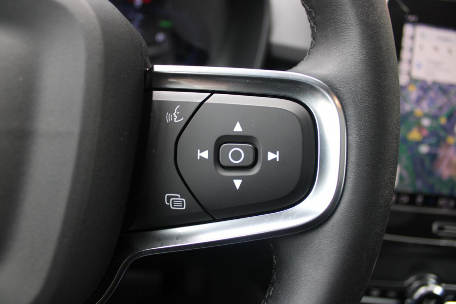 Volvo C40 Single Motor Core 238PK 69 kWh | PANORAMADAK | STOEL / STUUR VERWARMING | DODEHOEKDETECTIE | ACHTERUITRIJCAMERA | NAVIGATIE | APPLE-CARPLAY / ANDROID-AUTO | CRUISE CONTROL | KEYLESS START | DRAADLOZE TELEFOONLADER | PARKEERSENSOREN VOOR / ACHTER |