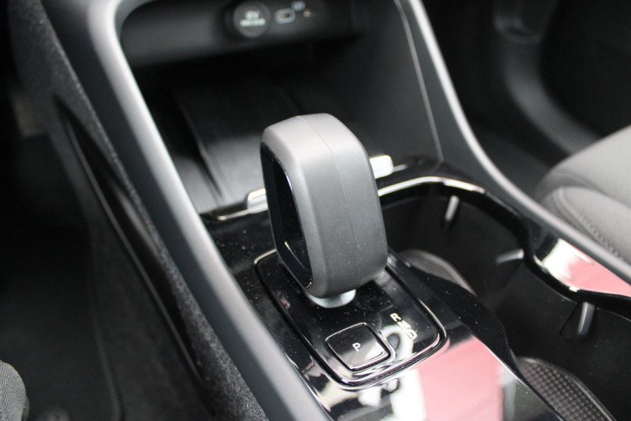 Volvo C40 Single Motor Core 238PK 69 kWh | PANORAMADAK | STOEL / STUUR VERWARMING | DODEHOEKDETECTIE | ACHTERUITRIJCAMERA | NAVIGATIE | APPLE-CARPLAY / ANDROID-AUTO | CRUISE CONTROL | KEYLESS START | DRAADLOZE TELEFOONLADER | PARKEERSENSOREN VOOR / ACHTER |