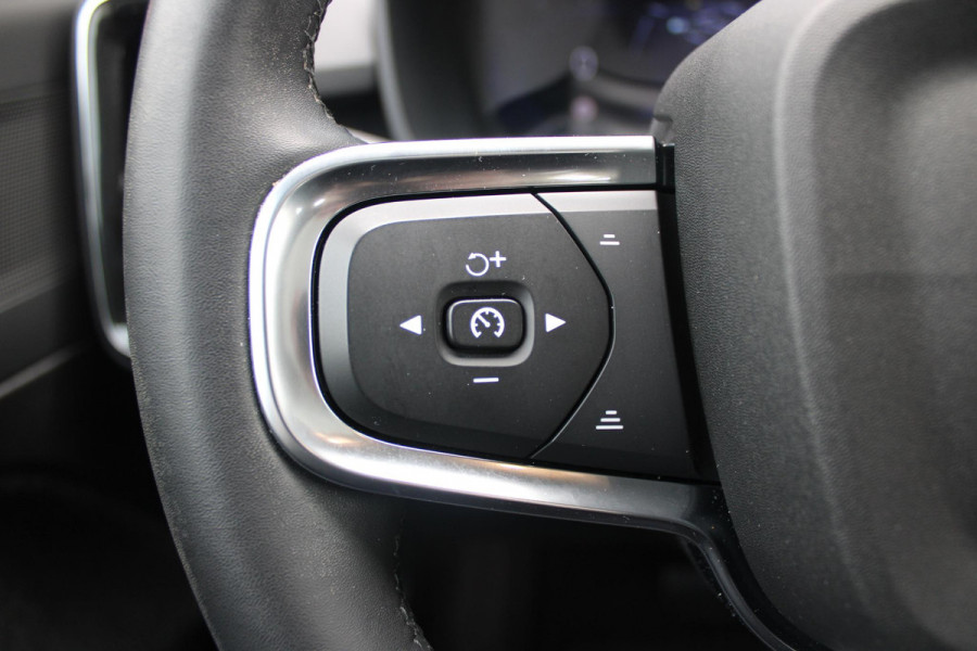 Volvo C40 Single Motor Core 238PK 69 kWh | PANORAMADAK | STOEL / STUUR VERWARMING | DODEHOEKDETECTIE | ACHTERUITRIJCAMERA | NAVIGATIE | APPLE-CARPLAY / ANDROID-AUTO | CRUISE CONTROL | KEYLESS START | DRAADLOZE TELEFOONLADER | PARKEERSENSOREN VOOR / ACHTER |