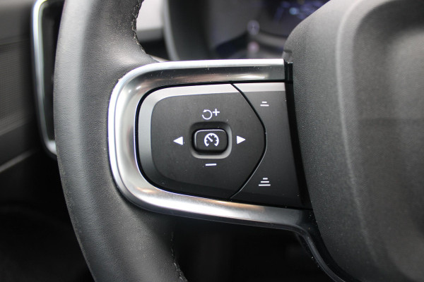 Volvo C40 Single Motor Core 238PK 69 kWh | PANORAMADAK | STOEL / STUUR VERWARMING | DODEHOEKDETECTIE | ACHTERUITRIJCAMERA | NAVIGATIE | APPLE-CARPLAY / ANDROID-AUTO | CRUISE CONTROL | KEYLESS START | DRAADLOZE TELEFOONLADER | PARKEERSENSOREN VOOR / ACHTER |