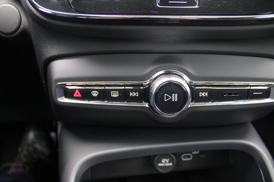 Volvo C40 Single Motor Core 238PK 69 kWh | PANORAMADAK | STOEL / STUUR VERWARMING | DODEHOEKDETECTIE | ACHTERUITRIJCAMERA | NAVIGATIE | APPLE-CARPLAY / ANDROID-AUTO | CRUISE CONTROL | KEYLESS START | DRAADLOZE TELEFOONLADER | PARKEERSENSOREN VOOR / ACHTER |