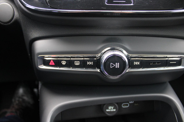 Volvo C40 Single Motor Core 238PK 69 kWh | PANORAMADAK | STOEL / STUUR VERWARMING | DODEHOEKDETECTIE | ACHTERUITRIJCAMERA | NAVIGATIE | APPLE-CARPLAY / ANDROID-AUTO | CRUISE CONTROL | KEYLESS START | DRAADLOZE TELEFOONLADER | PARKEERSENSOREN VOOR / ACHTER |