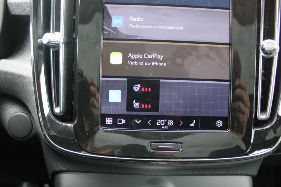 Volvo C40 Single Motor Core 238PK 69 kWh | PANORAMADAK | STOEL / STUUR VERWARMING | DODEHOEKDETECTIE | ACHTERUITRIJCAMERA | NAVIGATIE | APPLE-CARPLAY / ANDROID-AUTO | CRUISE CONTROL | KEYLESS START | DRAADLOZE TELEFOONLADER | PARKEERSENSOREN VOOR / ACHTER |