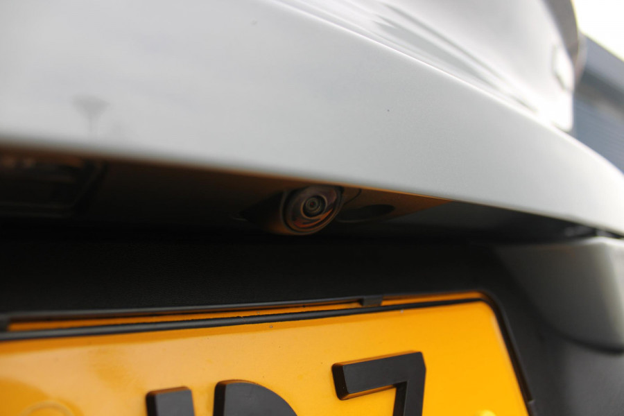 Volvo C40 Single Motor Core 238PK 69 kWh | PANORAMADAK | STOEL / STUUR VERWARMING | DODEHOEKDETECTIE | ACHTERUITRIJCAMERA | NAVIGATIE | APPLE-CARPLAY / ANDROID-AUTO | CRUISE CONTROL | KEYLESS START | DRAADLOZE TELEFOONLADER | PARKEERSENSOREN VOOR / ACHTER |