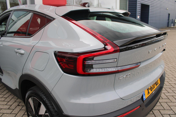 Volvo C40 Single Motor Core 238PK 69 kWh | PANORAMADAK | STOEL / STUUR VERWARMING | DODEHOEKDETECTIE | ACHTERUITRIJCAMERA | NAVIGATIE | APPLE-CARPLAY / ANDROID-AUTO | CRUISE CONTROL | KEYLESS START | DRAADLOZE TELEFOONLADER | PARKEERSENSOREN VOOR / ACHTER |