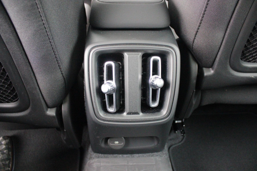 Volvo C40 Single Motor Core 238PK 69 kWh | PANORAMADAK | STOEL / STUUR VERWARMING | DODEHOEKDETECTIE | ACHTERUITRIJCAMERA | NAVIGATIE | APPLE-CARPLAY / ANDROID-AUTO | CRUISE CONTROL | KEYLESS START | DRAADLOZE TELEFOONLADER | PARKEERSENSOREN VOOR / ACHTER |