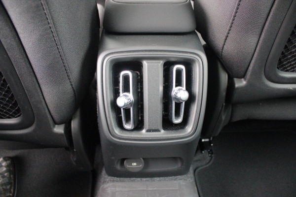 Volvo C40 Single Motor Core 238PK 69 kWh | PANORAMADAK | STOEL / STUUR VERWARMING | DODEHOEKDETECTIE | ACHTERUITRIJCAMERA | NAVIGATIE | APPLE-CARPLAY / ANDROID-AUTO | CRUISE CONTROL | KEYLESS START | DRAADLOZE TELEFOONLADER | PARKEERSENSOREN VOOR / ACHTER |